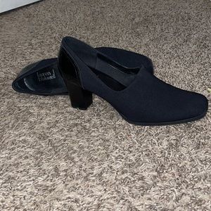 Size 10. About 3 inch heels. Black. Great for business casual events.